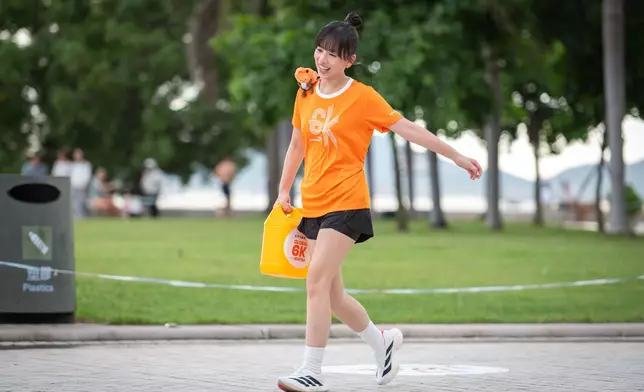 活動大使之一的柿柿嘗試拿著裝了水的Jerry Can遊走西九文化區一段，看來相當不容易。