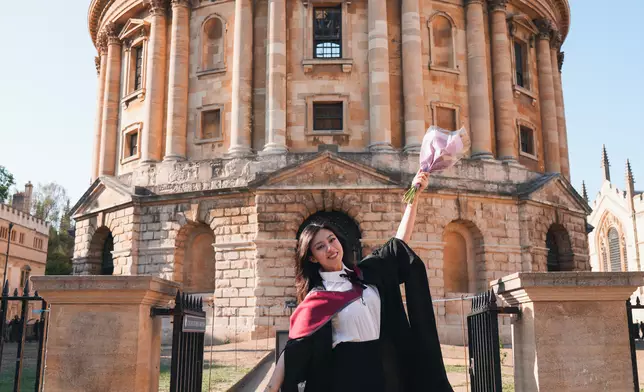 卸任後赴牛津大學攻讀MBA。