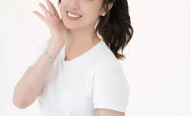 學成歸來，她為劇集《直播女王》獻唱插曲，推首支國語單曲《恒砂》。