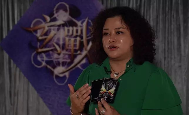 BlackCat憑手上兩張咭牌估中男子B係從事殯儀，大癲！