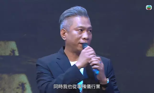 BlackCat憑手上兩張咭牌估中男子B係從事殯儀，大癲！