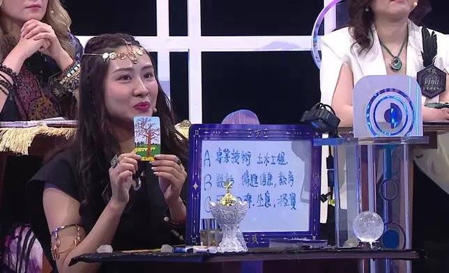 Jan Jan鼓勵抽中樹牌嘅Hannah。
