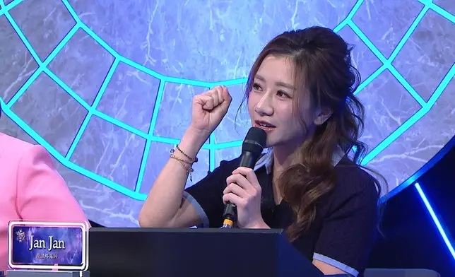 Jan Jan鼓勵抽中樹牌嘅Hannah。