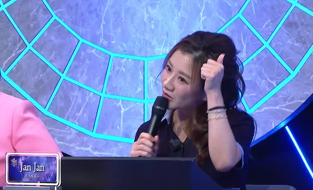 Jan Jan鼓勵抽中樹牌嘅Hannah。