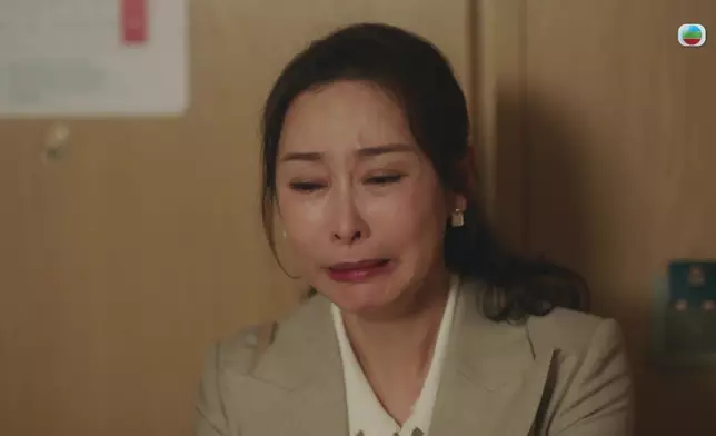 見到老公同第二個女人搞埋一齊，娜姐心如刀割舉機拍攝。