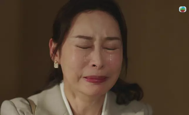 見到老公同第二個女人搞埋一齊，娜姐心如刀割舉機拍攝。