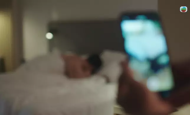 見到老公同第二個女人搞埋一齊，娜姐心如刀割舉機拍攝。