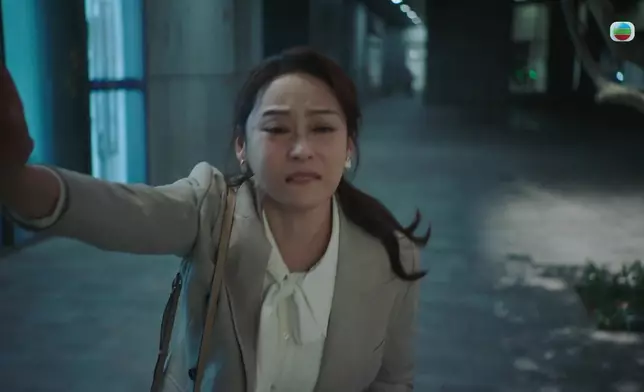 娜姐跑到冇力，但見兩人追上，用盡力氣再跑過。