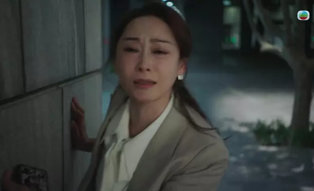 娜姐跑到冇力，但見兩人追上，用盡力氣再跑過。