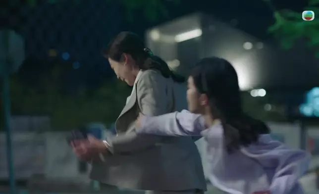 李靈燁推娜姐出馬路，高海寧飛撲將娜姐推回行人路，幸好車輛及時煞停，高海寧才冇事。