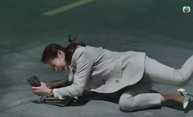 李靈燁推娜姐出馬路，高海寧飛撲將娜姐推回行人路，幸好車輛及時煞停，高海寧才冇事。