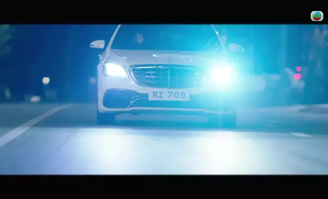 李靈燁推娜姐出馬路，高海寧飛撲將娜姐推回行人路，幸好車輛及時煞停，高海寧才冇事。