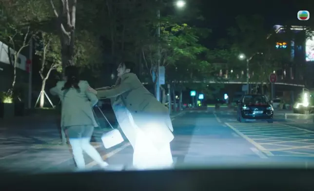 李靈燁推娜姐出馬路，高海寧飛撲將娜姐推回行人路，幸好車輛及時煞停，高海寧才冇事。