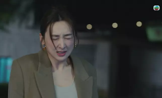 李靈燁推娜姐出馬路，高海寧飛撲將娜姐推回行人路，幸好車輛及時煞停，高海寧才冇事。