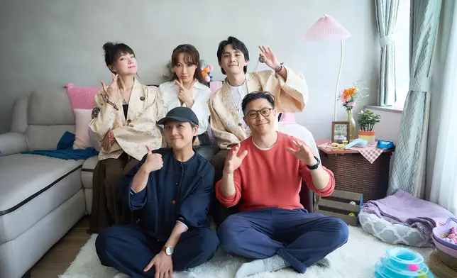 Mischa與導演、小鬼演員合照。