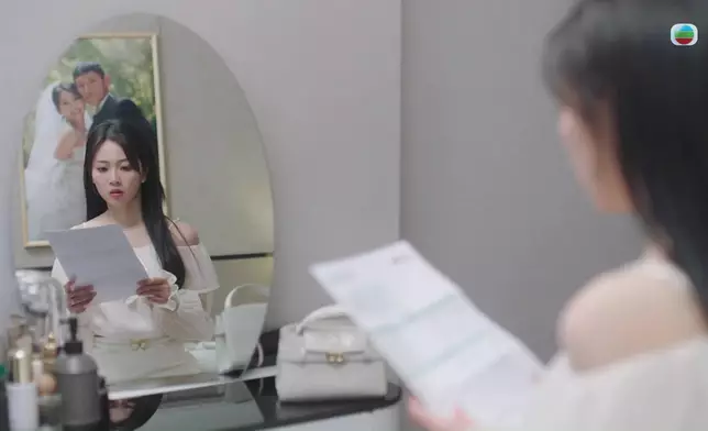 郭柏妍誤會張頴康為她買保險，又收到短訊話老公出軌，但去到酒店唔見人。