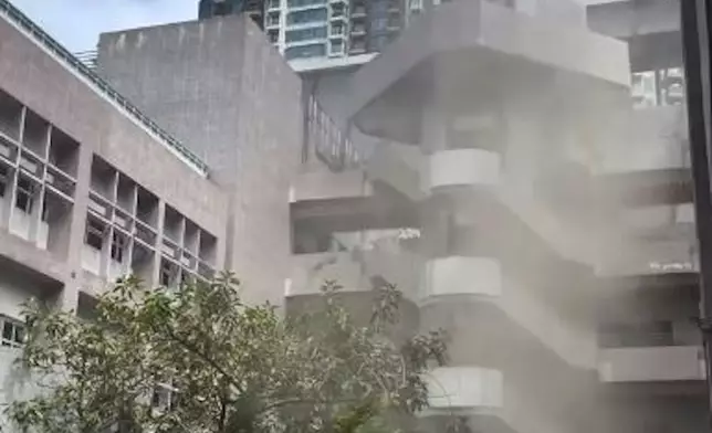 香港專業教育學院青衣分校星期五早有貨倉發生火警。網上圖片