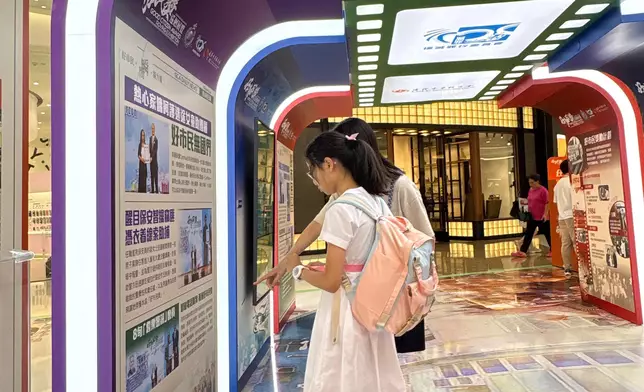 市民駐足欣賞「好市民獎」特輯
