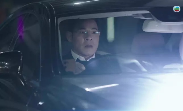 高海寧突然醒起被黃智賢駕車撞倒。