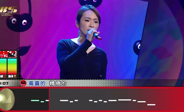 神態自若，淡定演唱。