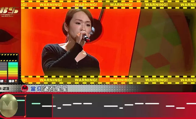 神態自若，淡定演唱。