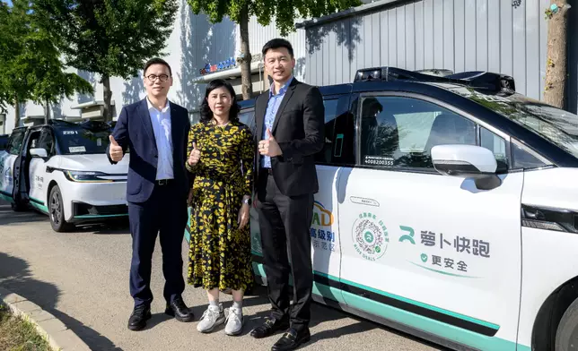 陳美寶與立法會考察團到訪百訪Apollo Park試坐新一代自動駕駛汽車。