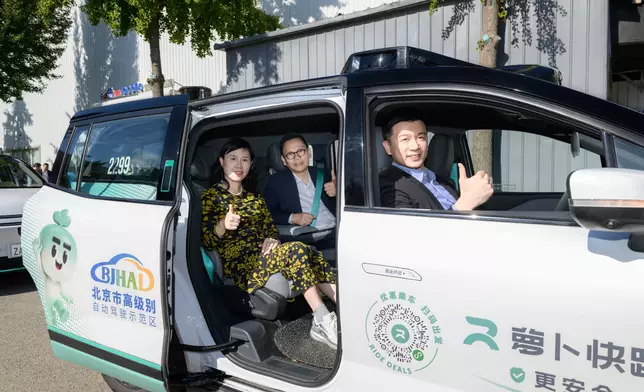 陳美寶與立法會考察團到訪百訪Apollo Park試坐新一代自動駕駛汽車。