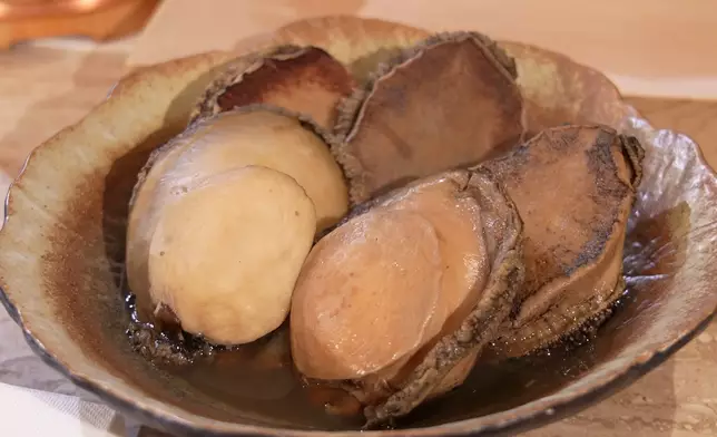 磯煮鮑魚以波浪切法，增加沾醬汁面積。