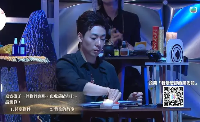 雖然擅長八字，但為咗更全面應付製作組出題，阿John仲帶咗易經塔羅上節目，功欲善其事。