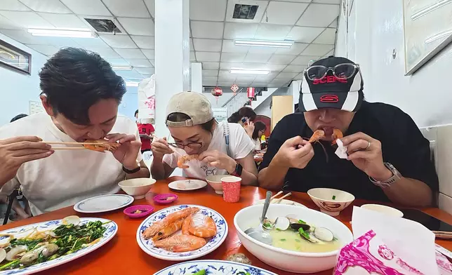 到底三位主持，喺另一間食店嘅遭遇又會係點呢？