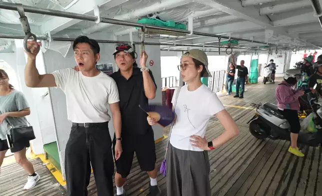 搭搭吓船唱歌好Kam得嚟好笑。