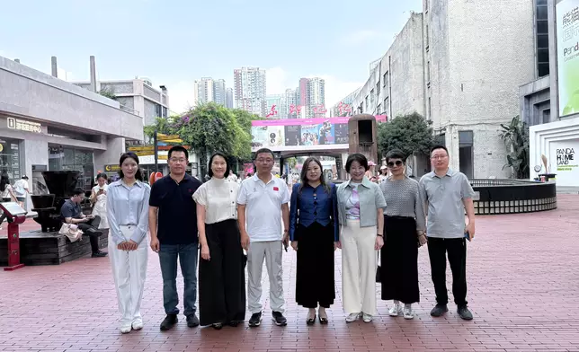 文體旅局局長羅淑佩（右四）、文體旅局常任秘書長沈鳳君（右三）及康樂及文化事務署署長陳詠雯（左三）參觀潮流藝術與文創園「東郊記憶」。政府新聞處圖片