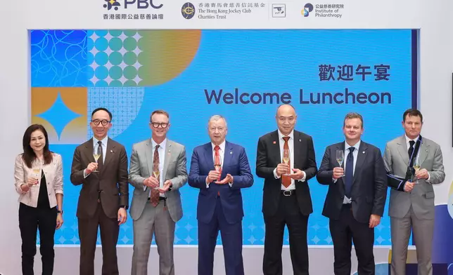 馬會行政總裁應家柏（中）和眾管理委員會成員祝酒預祝 2026 香港國際公益慈善論壇於9月7日至8日圓滿成功。