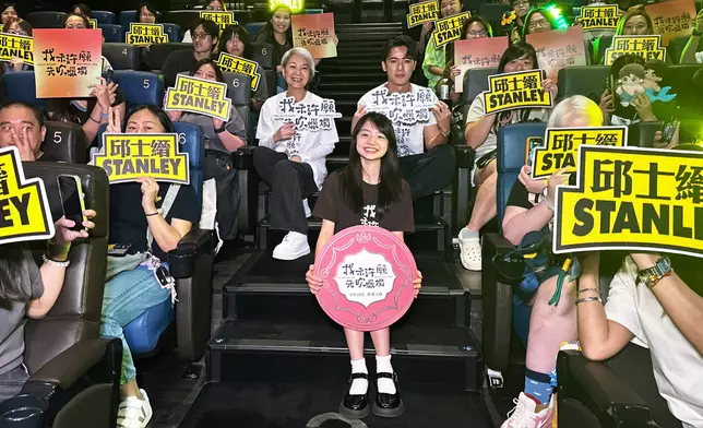金燕玲、Stanley及梅靜妍穿上電影團隊服現身兩場謝票。