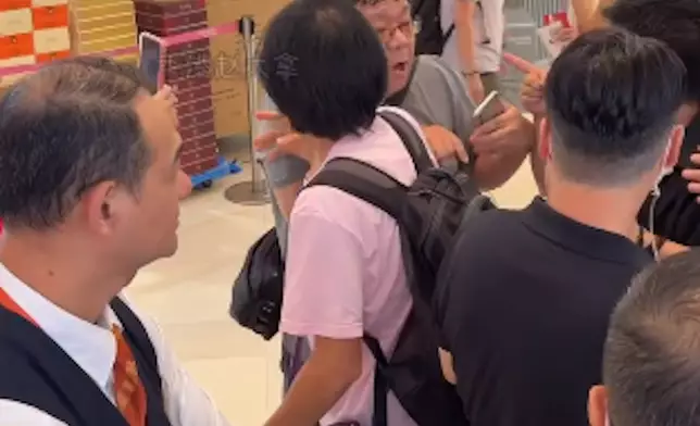 陳曉華昨日到荃灣宣傳劇集《死有對証》，離場時遭一名中年男粉絲推撞。