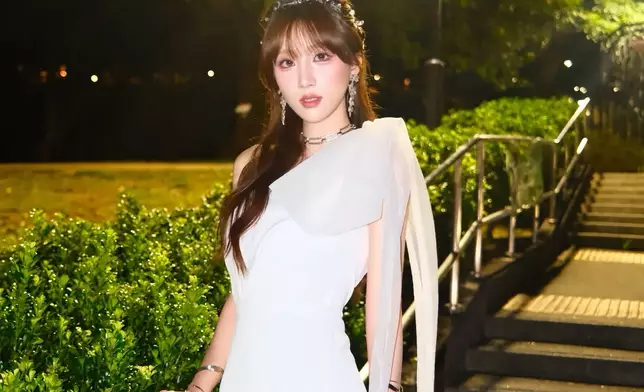 Jenny全新白色晚裝造型仙氣逼人！