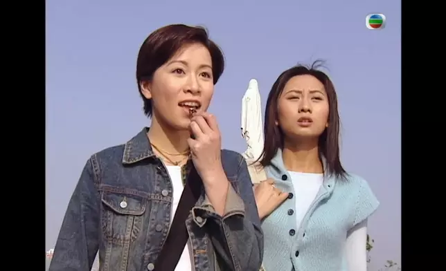 張智霖與阿佘吹哨子互相呼喚。