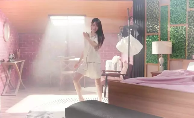 家居睡衣Look吸睛，「碎花睡衣Look」更大騷好身材。