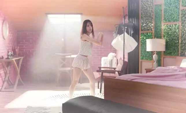 家居睡衣Look吸睛，「碎花睡衣Look」更大騷好身材。