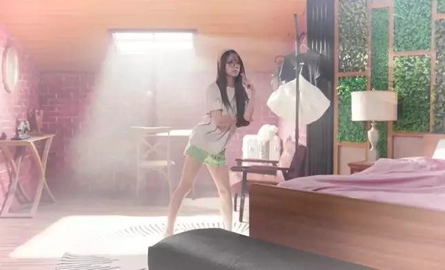 家居睡衣Look吸睛，「碎花睡衣Look」更大騷好身材。