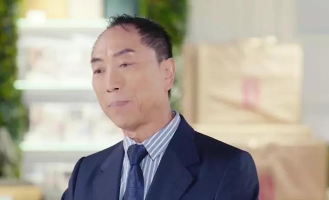 鄔友正再次現身，仲大開金口唱歌。