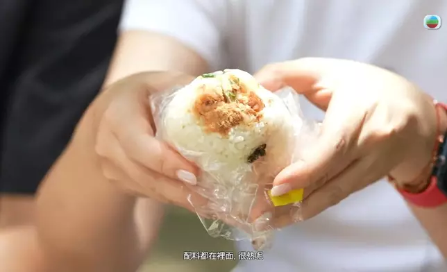呢個飯糰，原本真係三個Share食，食嘅位置都定好晒。