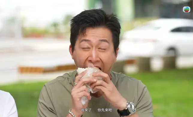 而食完一啖後，佢就沉晒船，好Cute。