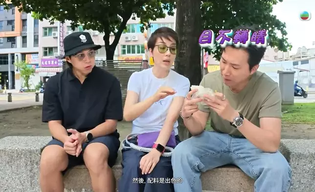 而食完一啖後，佢就沉晒船，好Cute。