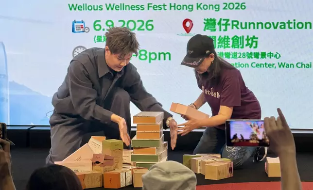 張與辰與樂迷玩遊戲。