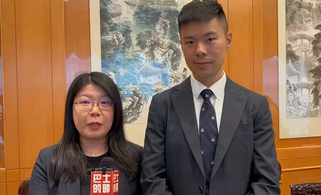 香港天文台科學主任林沁宜(左)，指此行可以親身與組織成員交流合作，參與當地氣象系統規則制定，希望將這些標準帶回香港。巴士的報記者攝
