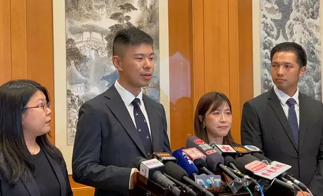 財經事務及庫務局助理秘書長翁奕浩(左二)，希望在聯合國參與多邊事務後擴展國際眼界，並在回來後與同事分享經驗。巴士的記者攝