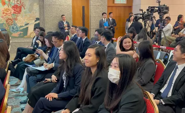 特區政府新一批青年公務員即將踏上國際舞台，第三批共16名來自13個職系的人員獲派往聯合國系統任職，9月起陸續啟程。巴士的報記者攝