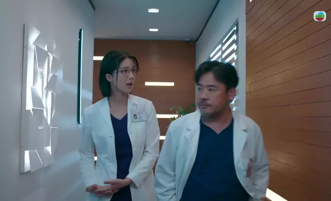 在陳曉華「死纏爛打」下，韋家雄「屈服」讓她在旁觀看解剖。