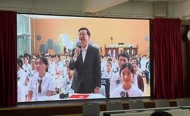 李家超問到黎家盈有否看到港澳學生寫給她的信。巴士的報記者攝